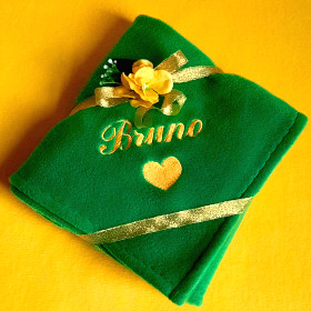 zielony koc dla psa z żółtym imieniem bruno na prezent sweetapaszka.pl